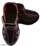 Kid's closed-toe sandals, black and brown