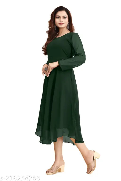 Green long dress, knee-length, short sleeves, round neckline, straight hem