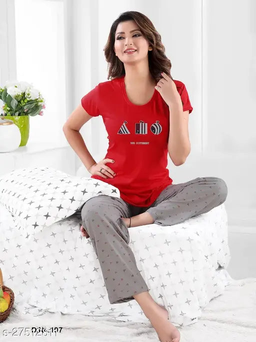 Trendy hosiery nightshirt with cotton blend pyjama bottoms, printed net design, short sleeves, available in M (36-27-40-42), L (38-28-42-44), XXL (42-31-46-46). Indian-made fashionable nightwear for women