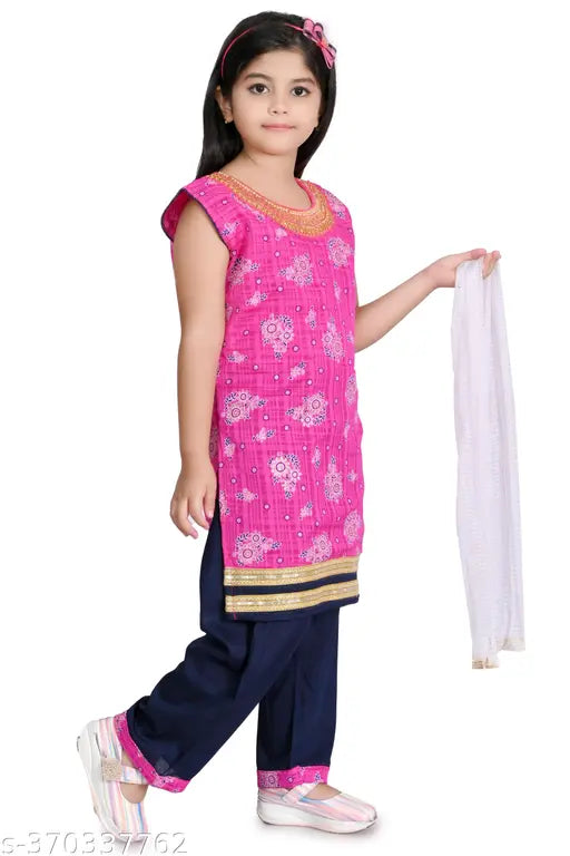 Pink cotton kurti Patiala set for kids, straight top with printed pattern, sleeveless design and included dupatta. Size options: 3-4yrs, 4-5yrs, 5-6yrs, 6-7yrs, 7-8yrs, 8-9yrs, 9-10yrs. Origin: India