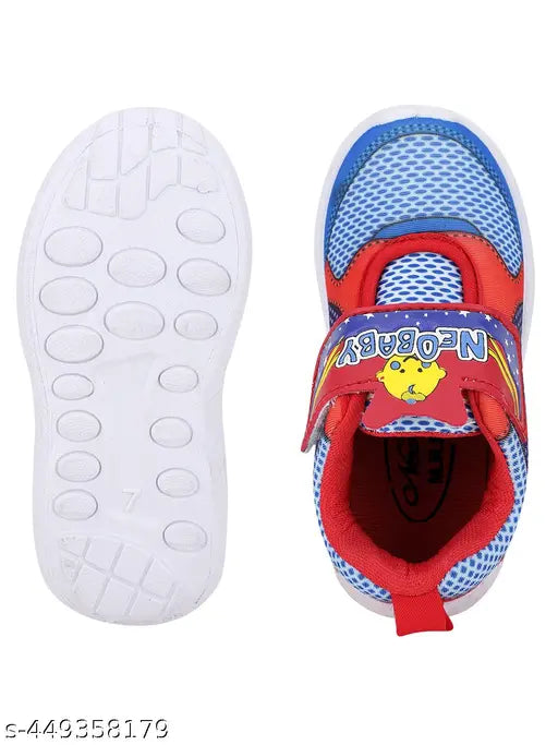 Casual sneakers, blue and white design, for toddler boys and girls aged between 6 months and 9 months