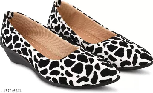 White and black animal print shoes, flat-style flats