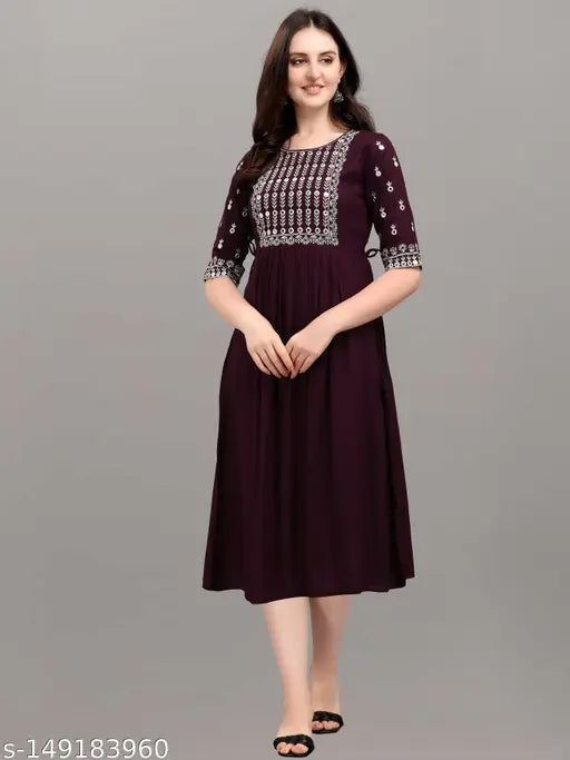 Embroidered kurta with flared hem and short sleeves