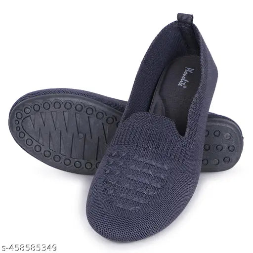 Black slipper with round toe and ridged sole, suitable for casual wear or gym training
