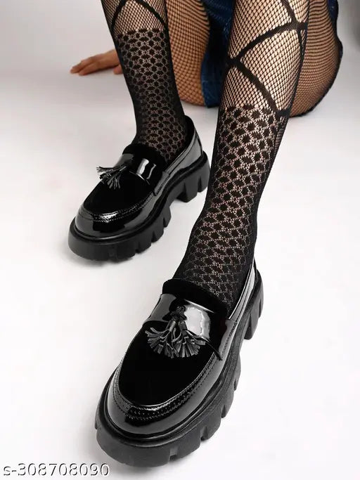 Patent leather black ballerinas with lace decor & wide fit - Stylestry women's Bellies