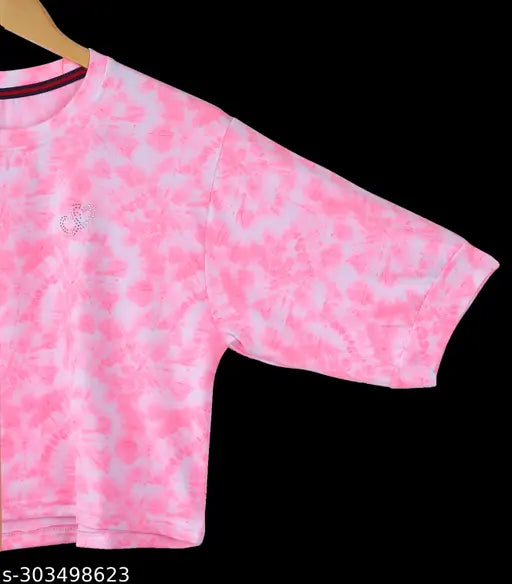 Oversized cotton blend crop top with vibrant digital print, ideal for women's casual or eveningwear