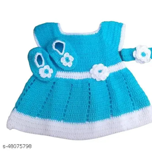 High-quality wool, sleeveless, solid-pattern baby girl sweater. Handmade crotchet product for winter/semi winter use in 0-6M sizes. Made in India