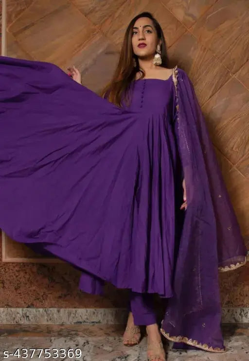 Georgette kurti pant set with dupatta, solid pattern, three-quarter sleeves, Indian traditional clothing on mannequin