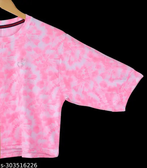 Oversized tie-dye cotton crop top with short sleeves, vibrant patterns for women's fashion