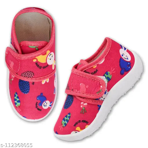 Pink kids' casual sandals with cartoon character pattern