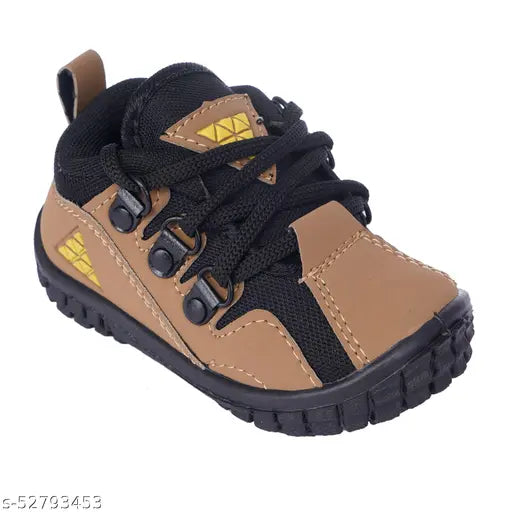 Sports shoe for kids, black and yellow design, lace-up front, rubber sole, for walking and training