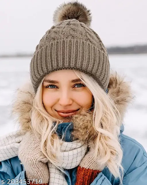 Knitted hat with a pom pom, thick wool ball material, women's style