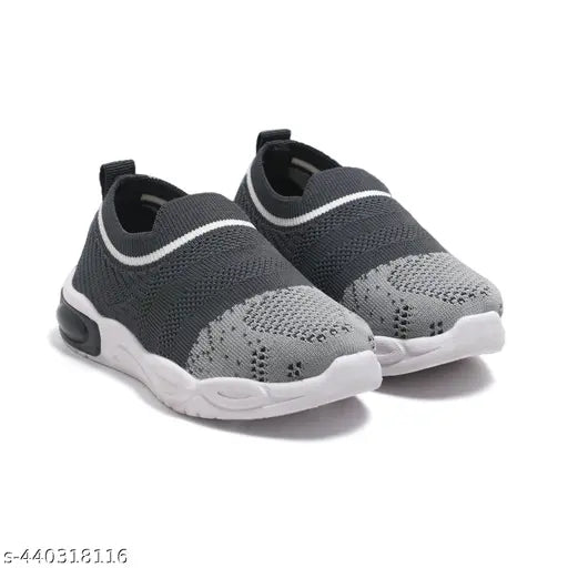 Black and white sports shoes for boys, breathable mesh upper, elastic lacing