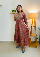 Peach cotton kurti, traditional Jaipuri motifs, versatile elegance, easy care, authentic craftsmanship