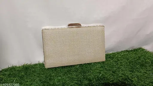 Pearl clutch with shiny surface and metallic finish