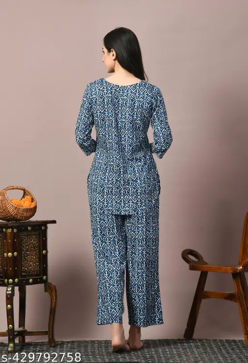 Rayon print nightsuit dress, three-quarter sleeves pyjamas with varying sizes from S to XXXL, origin India