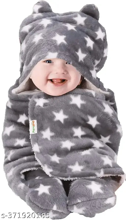 Premium star-printed hooded fleece blanket for 0-6 month babies, classic evergreen design, soft texture, ideal for mild winter