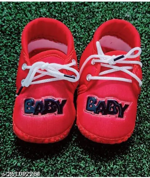 Soft canvas new born baby booties with cartoon face for boy and girl. Comfortable and protective shoe solution for infants in 3 sizes: 3-6 months, 6-9 months, 9-12 months. Made in India