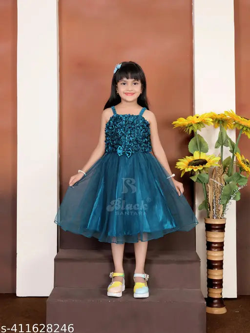 Blue tulle dress with ruffled sleeves, suitable for casual or semi-formal events