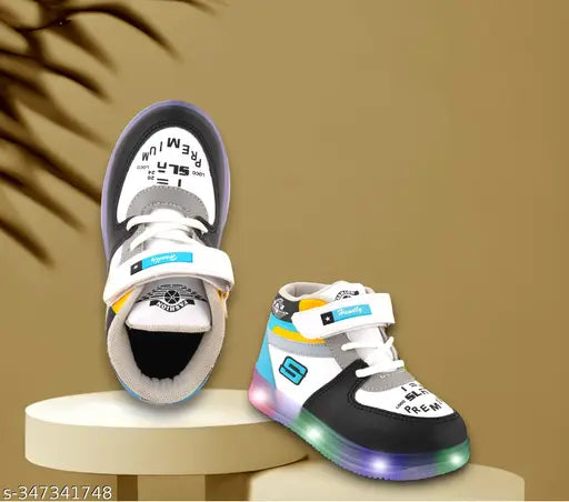 Children's lightweight, LED-illuminated velcro shoes with an outdoor sports theme, in a casual style. Green and black color combination