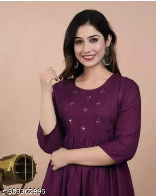 Rayon maternity gown with embroidered pattern, three-quarter sleeves, suitable for women's feeding