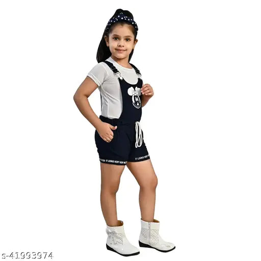 Two-piece printed dungarees for kids, suitable for 12-year-olds, in a girls' print. Casual attire with a playful touch. A versatile set for different occasions