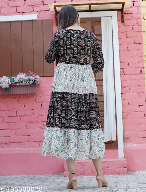 Long-sleeve flared skirt with a high waist in white and gold