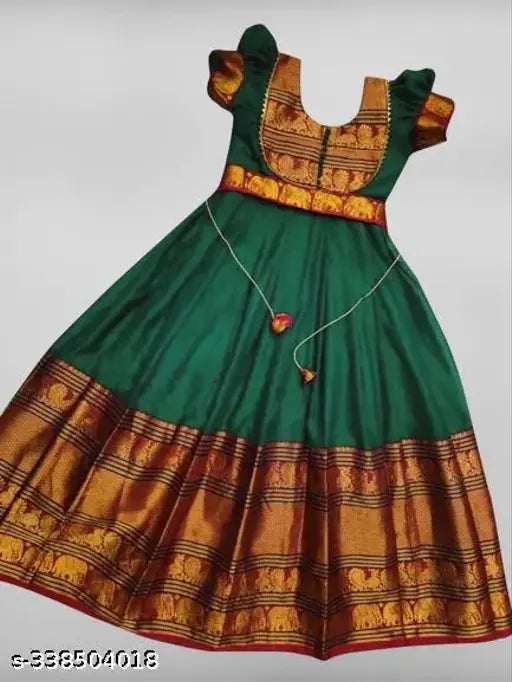 Silk junior bridesmaid dress, solid pattern. Short sleeves, jacquard fabric, cotton lining. Ideal for weddings, parties, birthdays, or festivals. Dry clean only