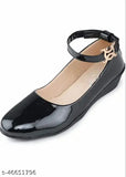 Patent leather, trendy women's flat bellies or ballerina loafers in various sizes (IND-3 to IND-8), solid design from India