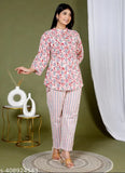 Stylish adorable cotton nightsuits with short sleeves, printed pattern on display, size L (India)