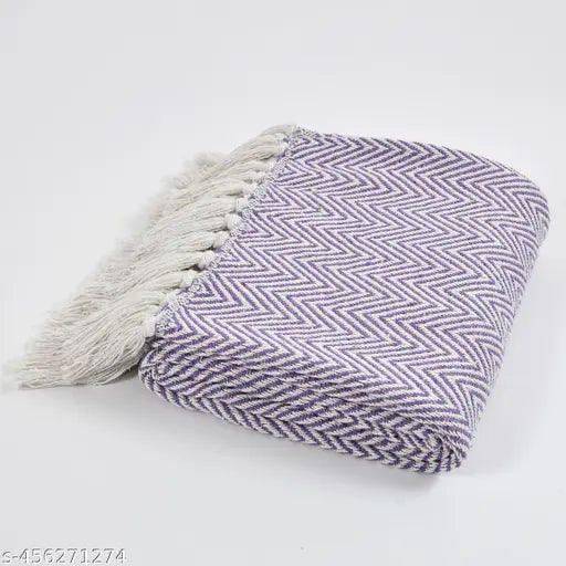 Soft cotton throw with light blue chevron pattern, size 125x150 cm