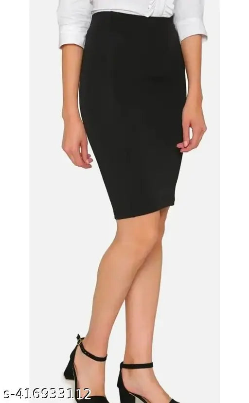 A pencil midi skirt in black color, made of stretchable fabric and features an elasticized waist belt