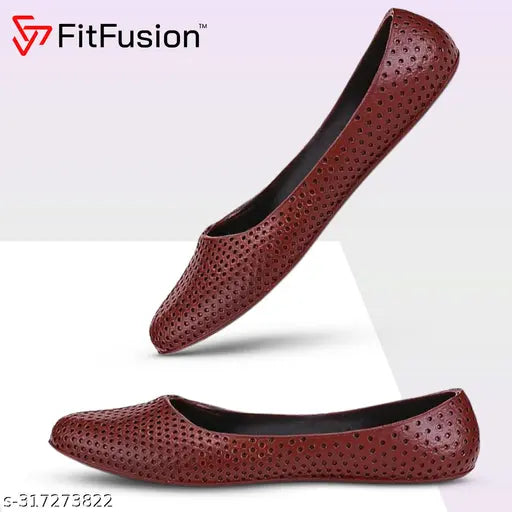 Fashionable women's jutties with bellies and decorative dots, red in color