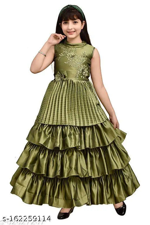 Girl's green silk blend solid pleated gown