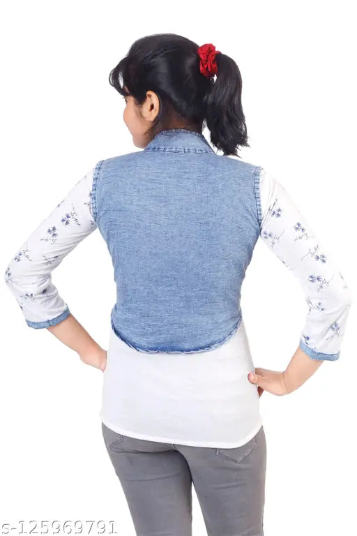Modern, blue denim jacket with flared sleeves and front zip closure for girls