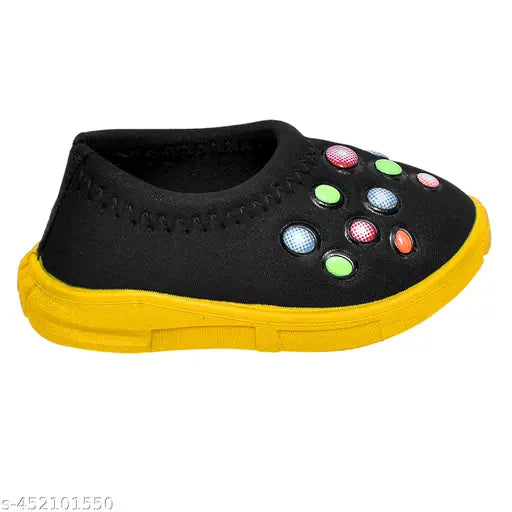 Kids unisex casual shoes with colorful dots on black fabric, for ages 6 months to 45 months