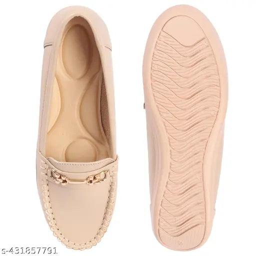 Women's beige bellies with ruffled details, gold decorative button closure