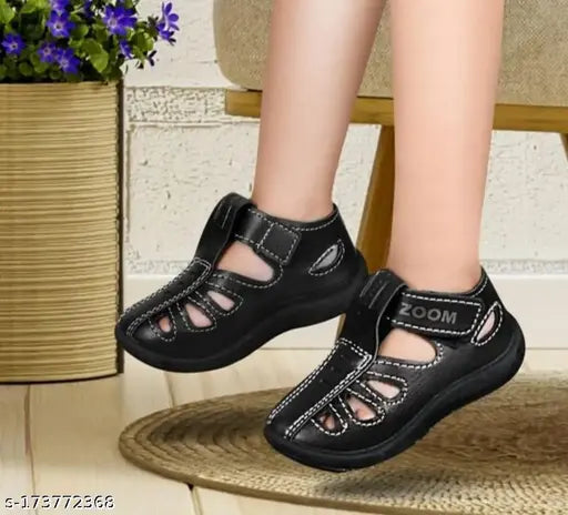 Black synthetic leather unisex kids' sandals with water-resistant patent leather, adjustable straps for summer comfort