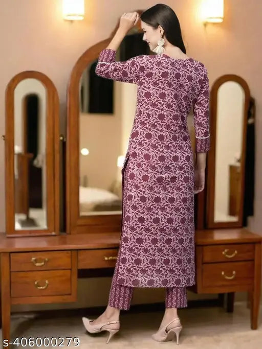 Cotton kurti and pant sets in cotton blend, three-quarter sleeves, solid color, Indian traditional outfit on mannequin