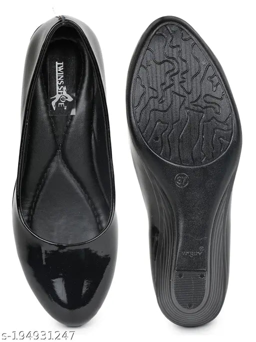 Patent leather, casual ballerinas for women - Twinsshoe slip-on shoes on display rack (India)