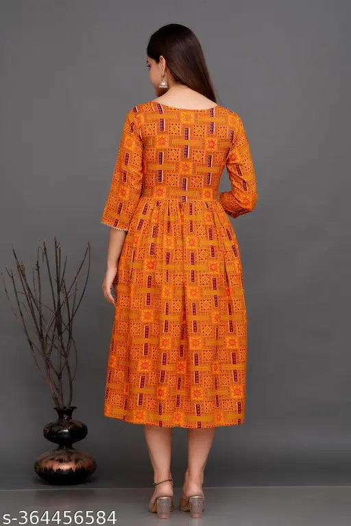 Elegant kameez with paisley print in mustard yellow on sleeves, back and hem, mid-length skirt, 3/4 sleeves