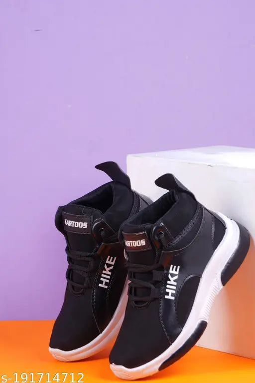 Boys' sports sneakers, black and white with Nike logo