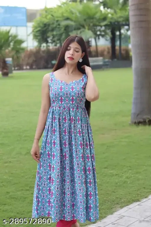 A sleeveless kurta with a rayon print, knee length, in a light blue color