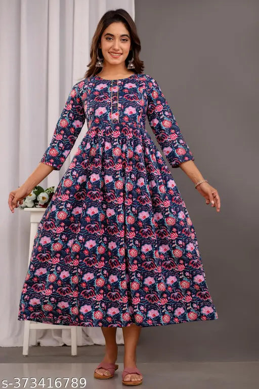 Feminine cotton kurti, three-quarter sleeve maternity dress with invisible vertical zippers for breastfeeding access. Breathable cotton fabric. Available in M, L, XL, XXL, XXXL. Made in India