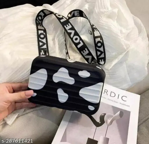 Black and white sling bag, front pocket design, can be carried on shoulder or hand. Suitable for travel