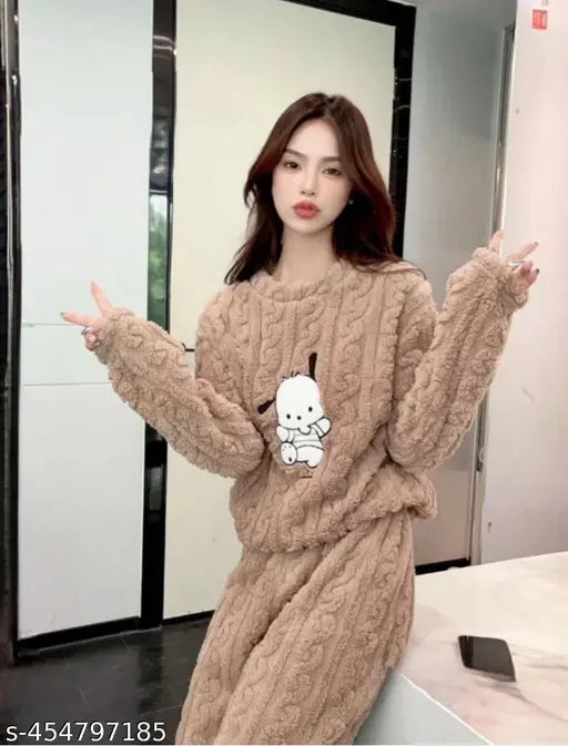Brown woolen nightsuit for women, long sleeves, round neckline, patch with kitty design on front