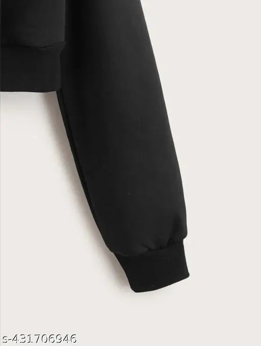 Black fleece crop hudie for women, solid black long-sleeved winter outfit on mannequin