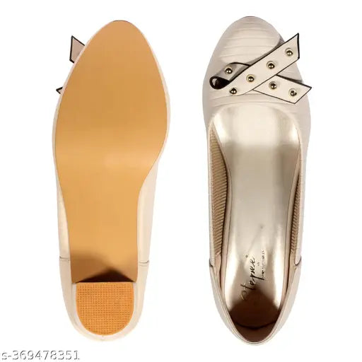 Synthetic leather, pointed toe pumps with belly tassels and embossed pattern - Gripex Women's casual ballerinas