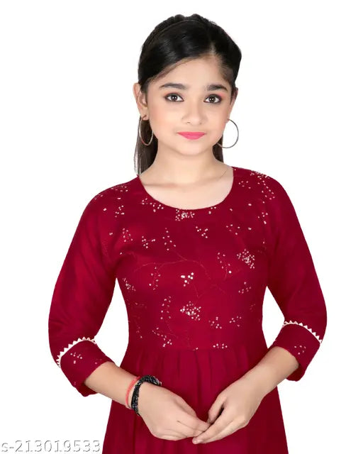 Embroidered rayon kurta for girls, aged 10-11 years, with three-quarter sleeves and embellished net pattern. Indian traditional wear