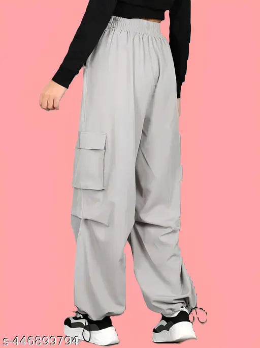 Grey cargo pants for women, featuring four pockets and made of polyester